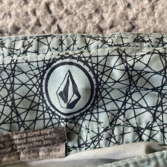 Volcom hybrid shorts size 32 - Picture 4 of 7